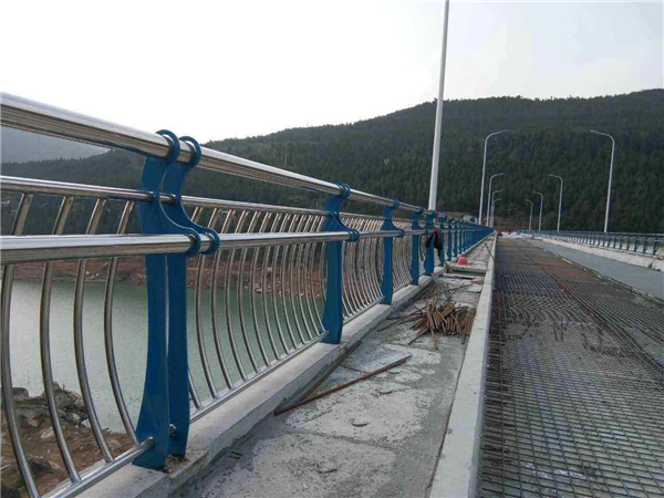 乐山不锈钢桥梁护栏的特点及其在桥梁安全中的重要作用