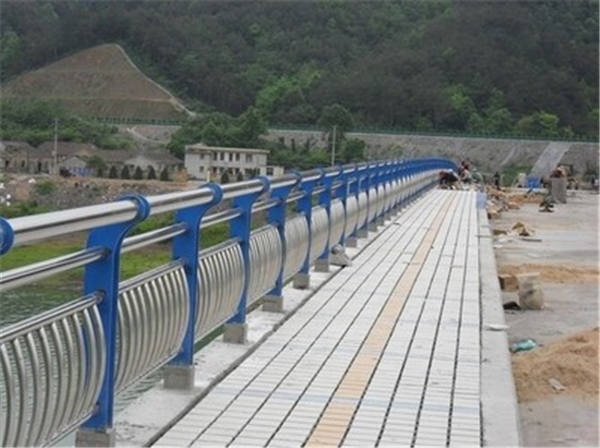 乐山不锈钢桥梁护栏的特性及其在现代建筑中的应用